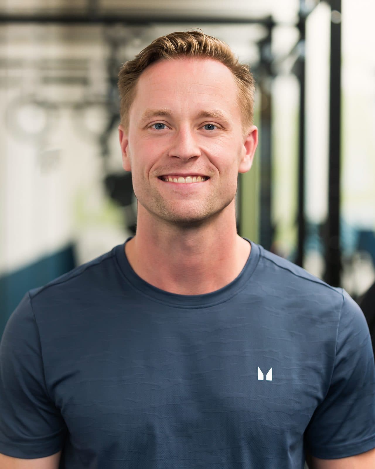 Jelle Stolk, personal trainer, lachend in zijn studio